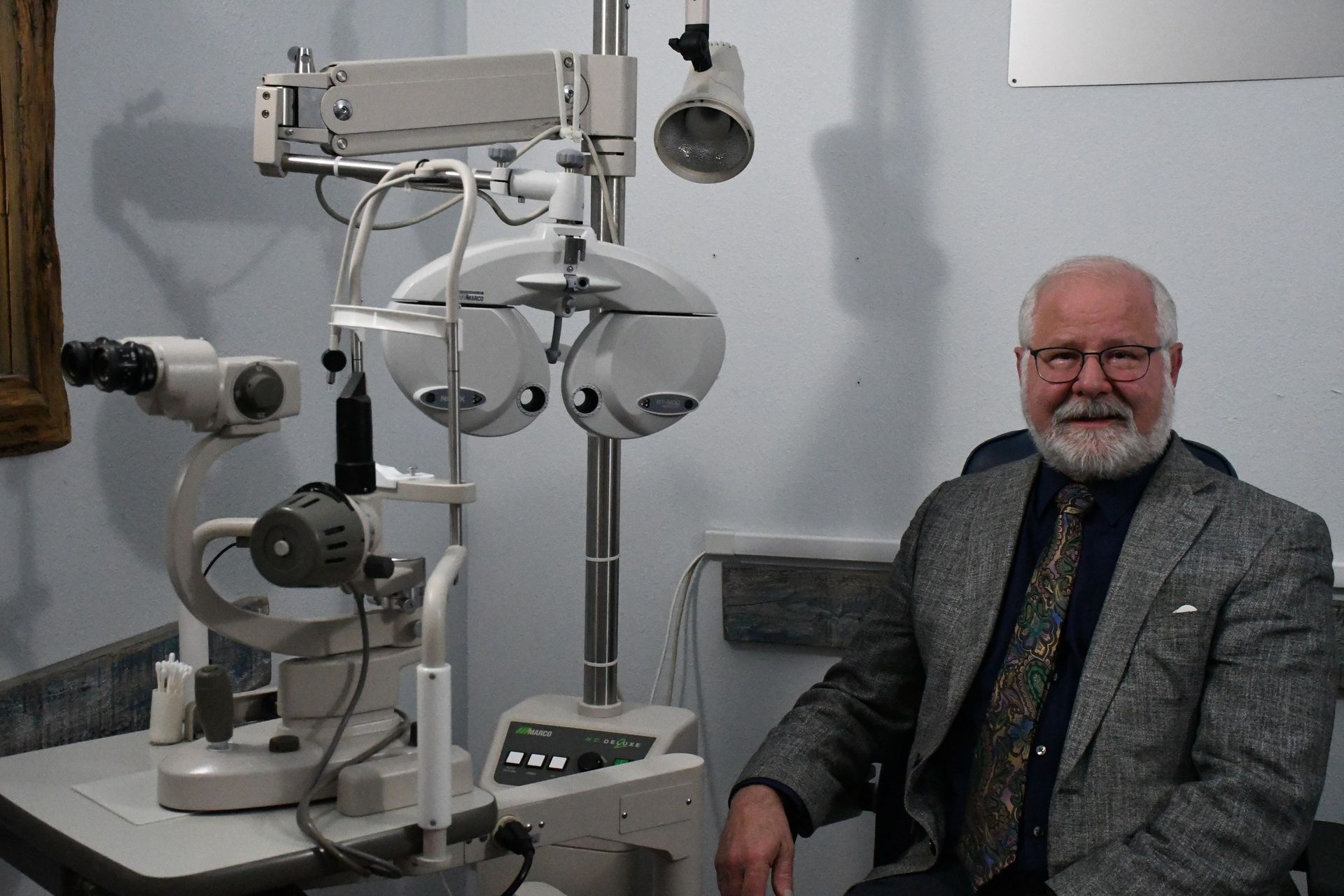 El Dr. John Prewett sonriendo en un consultorio de Vision Center of Santa Maria
